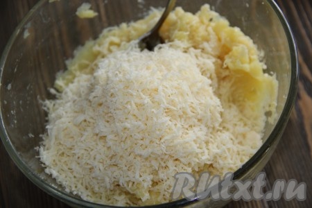 Тщательно перемешать пюре из картошки. Сыр натереть на мелкой тёрке и добавить к картофельному пюре.
