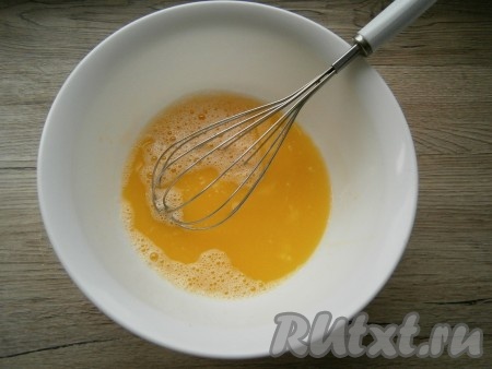 Взбить яйцо венчиком, влить сгущенку, растопленный и охлажденный маргарин (или масло), тщательно перемешать.
