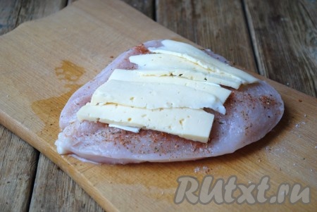 Поверх масла выложить 40 грамм твёрдого сыра, нарезанного пластинами или натёртого на тёрке. 
