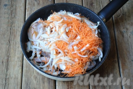 Выложить морковку с луком к обжаренным кусочкам кролика и готовить на среднем огне, периодически помешивая, в течение 3-4 минут (до мягкости овощей). 
