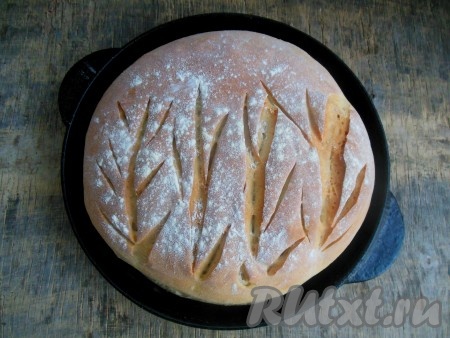 Выпекайте заварной хлеб в заранее разогретой духовке при температуре 170-180 градусов около 40 минут. Горячий хлеб заверните в чистое полотенце и дайте ему полностью остыть.
