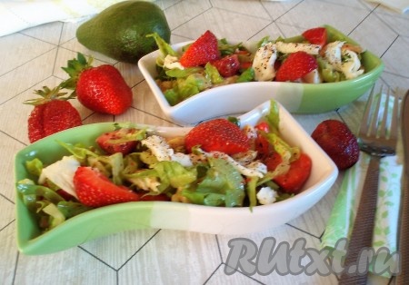 Выложить вкусный, освежающий салат с авокадо, клубникой и моцареллой в салатник. Наслаждайтесь, пока не закончился клубничный сезон.
