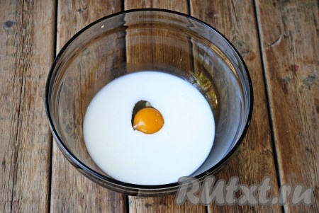 Кефир комнатной температуры налить в миску, добавить яйцо и соль. 