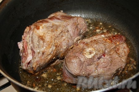 Затем взять толстостенную кастрюлю, в которой будет готовиться баранина, налить в нее оливковое масло и обжарить мясо с двух сторон до легкого подрумянивания.