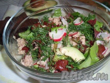 Салат с тунцом, авокадо и редисом