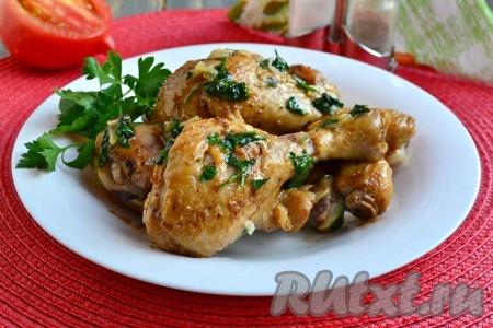 Вкуснейшие, нежнейшие куриные ножки, приготовленные в соевом соусе на сковороде, подать к столу с гарниром.