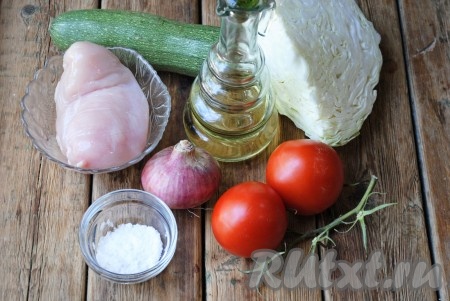 Подготовить необходимый набор ингредиентов для приготовления капусты, тушёной с курицей и кабачком.