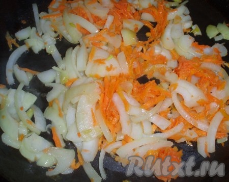 На оставшемся масле обжарить на среднем огне лук и морковь в течение минут 5, иногда помешивая.
