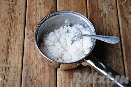 Лишнюю воду слить (если она есть), готовый рис остудить. 
