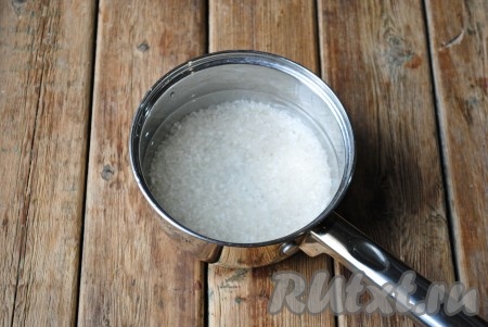Рис хорошо промыть, меняя воду несколько раз. Затем отварить до готовности в подсоленной воде. 
