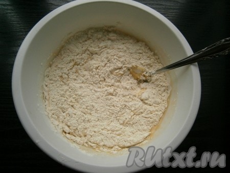 В смесь кефира, масла и сахара всыпать муку частями, замешивая тесто.
