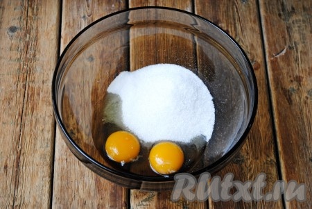 В отдельную миску разбить яйца, всыпать к ним ванильный сахар и сахар.