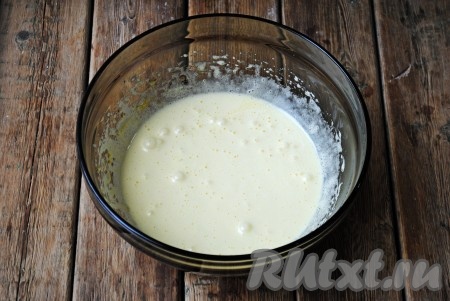 Миксером в течение 5-6 минут взбить яйца с сахаром, должна получиться пышная, однородная яично-сахарная смесь. 