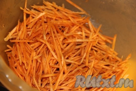 Морковь очистить и натереть на тёрке для моркови по-корейски (если такой тёрки нет, можно натереть на крупной тёрке).