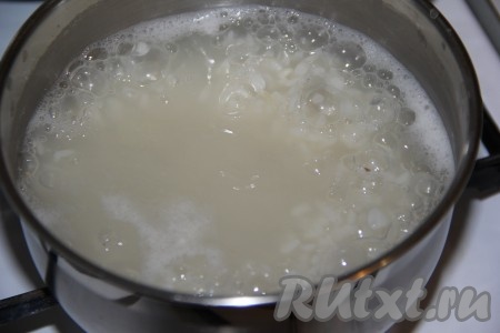 1 стакан риса промыть. 600-700 мл воды влить в кастрюлю, поставить на огонь и посолить. Как только вода закипит, всыпать рис. Варить рис на среднем огне, примерно, 20-25 минут (до готовности). Не нужно ждать полного испарения воды, в последствии мы опрокинем рис на дуршлаг.