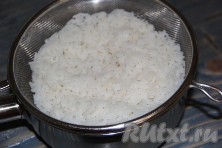 Готовый рис откинуть на дуршлаг и дать остыть.
