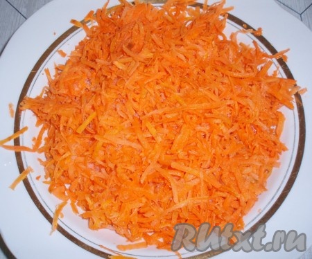 Морковь вымыть, очистить от кожицы, натереть на терке.