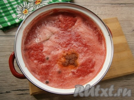 Довести томат до кипения, добавить молотый перец чили, проварить соус на небольшом огне, снимая пену, около 5-7 минут.
