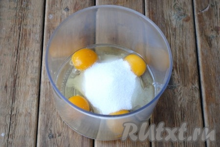 Яйца вбить в чашу блендера и всыпать сахар. 
