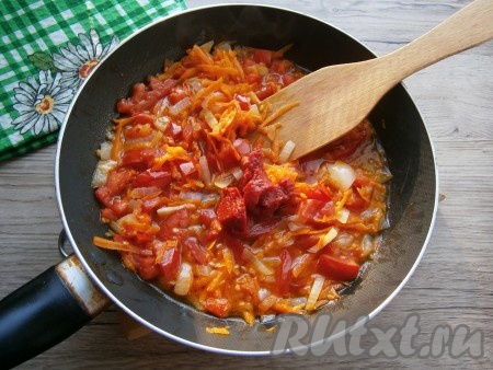 Перемешать овощи на сковороде, влить горячую воду, добавить томатную пасту, перемешать.
