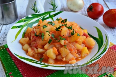 Очень вкусную картошку, тушеную в томатном соусе, подать к столу в горячем или теплом виде.