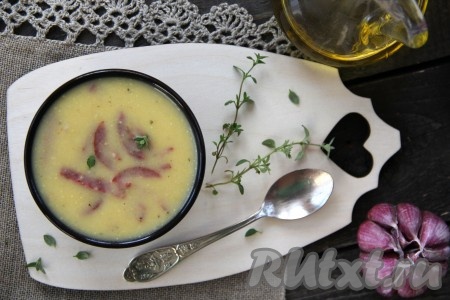 Подать нежный, сытный овощной суп-пюре, приготовленный со сливками, в горячем виде. Обязательно сварите первое блюдо по этому рецепту и насладитесь его чудесным сливочным вкусом.
