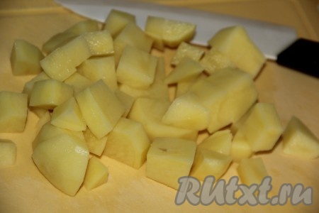 Очищенный картофель нарезать на кубики среднего размера.