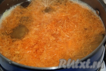 Когда картошка проварится минут 15, добавить в кастрюлю натёртую морковь и варить 10 минут на небольшом огне (до готовности морковки и картошки).
