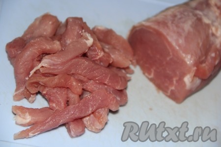 Мясо нарезать на длинные брусочки.
