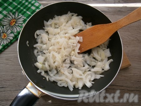 В сковороду влить 50 грамм растительного масла, разогреть. Очищенный лук нарезать кусочками и обжарить на сковороде до легкой золотистости, иногда помешивая.
