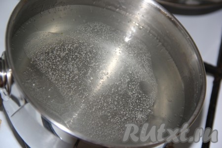 Довести маринад до кипения и растворения кристаллов соли и сахара, затем добавить растительное масло и уксус. Снять сотейник с маринадом с огня.
