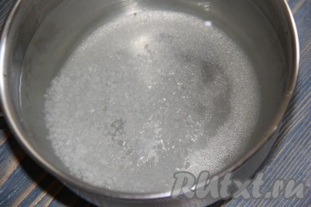 Для приготовления маринада влить воду в сотейник, добавить соль и сахар.
