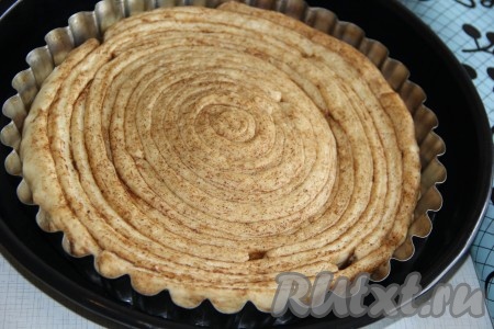 Оставить шотландский спиральный пирог для расстойки на 30 минут. Карамель в дальнейшем в процессе выпечки может немного вытечь из формы, поэтому поставьте форму с пирогом на противень.
