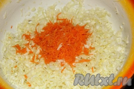 Очищенную морковь, натерев на мелкой тёрке, добавить к капусте.
