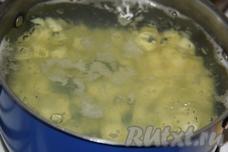 Воду влить в кастрюлю и довести до кипения. Добавить в кипящую воду картофель и варить на небольшом огне 10 минут.

