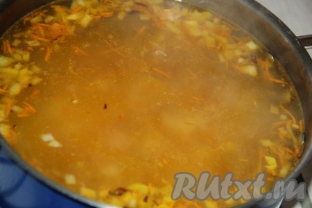 Когда картошка будет практически готова, добавить в кастрюлю макароны и обжаренные овощи, довести до кипения, уменьшить огонь и варить 5 минут.
