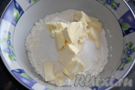 Для приготовления песочной крошки соединить муку, сахар, соль и кусочки холодного сливочного масла.
