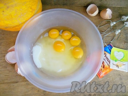 Яйца взбейте с сахаром при помощи миксера (взбивайте около 4-5 минут).
