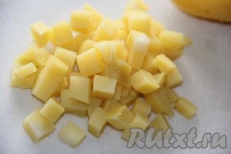 Картофель, предварительно сваренный в кожуре, остудить, очистить и нарезать на кубики среднего размера.