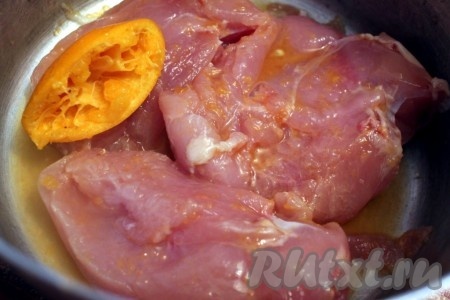 Куриное филе замариновать на 30 минут в апельсиновом (мандариновом) соке.
