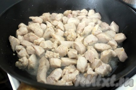 Куриное филе нарезать маленькими кусочками и обжарить на растительном масле минут 15 на среднем огне, посолить по вкусу.
