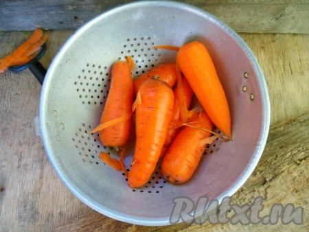 Морковь промойте под проточной водой. С помощью ножа или овощечистки очистите морковь от кожуры.
