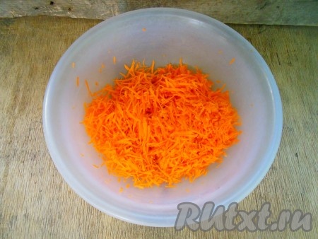 Овощи промойте под проточной водой. Очистите морковь и натрите на терке.
