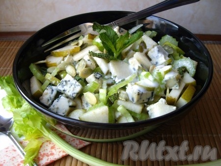 Салат с грушей и сыром с плесенью