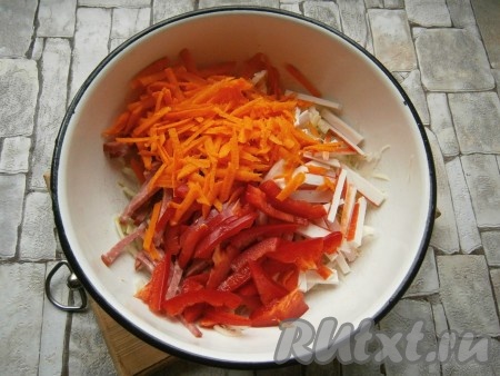 Сюда же добавить нарезанный соломкой болгарский перец и морковь, натертую на крупной терке.
