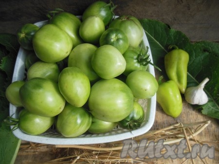 Подготовим продукты для приготовления квашеных зеленых помидоров в банках на зиму.