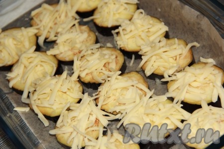 Баклажаны слегка посолить, выложить натертый сыр поверх кружочков баклажанов.
