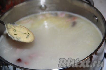 Пока мы варили суп, наше тесто для клёцек "подошло". В кипящий суп опустить манные клёцки. Я выкладывала с помощью чайной ложки.
