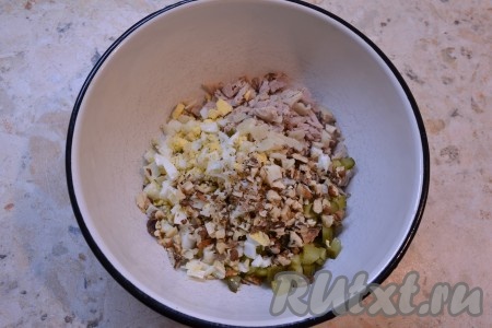 Нарезанные огурчики, яйца и мясо соединить в миске, добавить измельченные грецкие орехи и мелко нарезанный чеснок.

