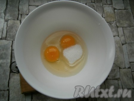 Яйца разбить в миску, добавить соль и сахар.